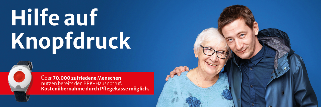 Hausnotruf – Hilfe auf Knopfdruck Ein junger Mann umarmt eine ältere Frau. Daneben ein Armband mit rotem Knopf.
