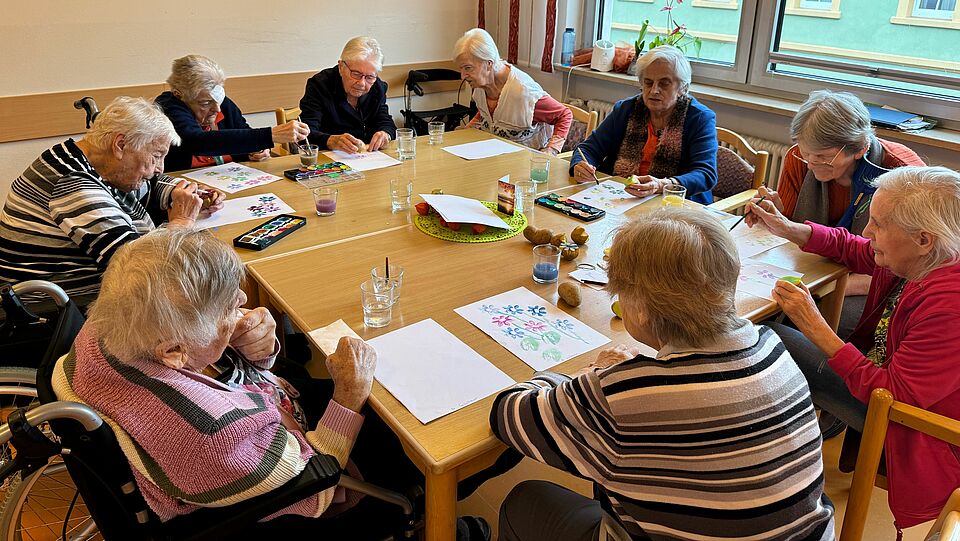 Senioren erstellen Bilder mit Kartoffeldruck