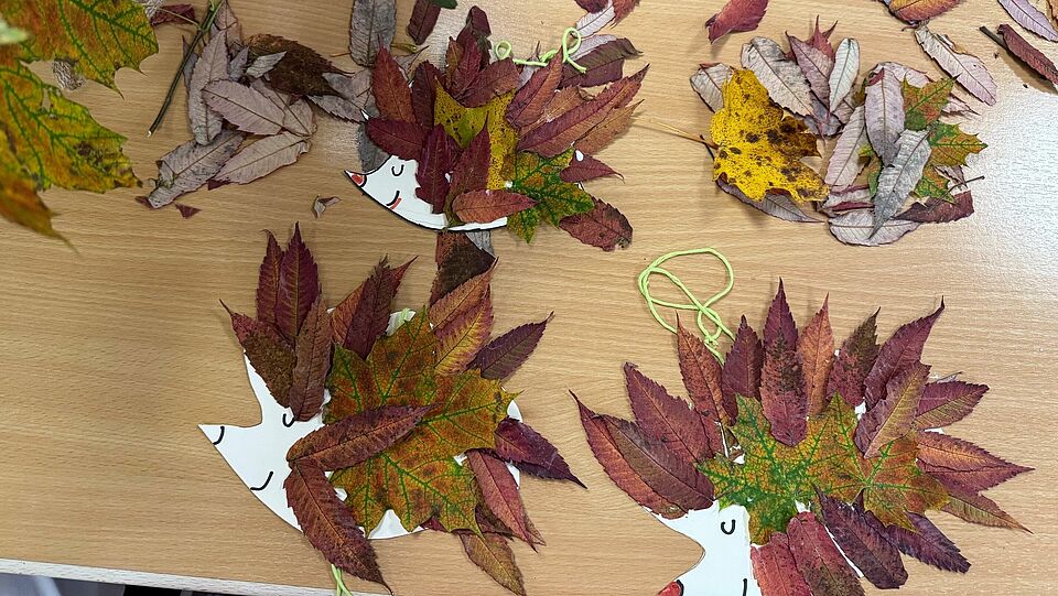 Selbstgebastelte Igel aus Blättern