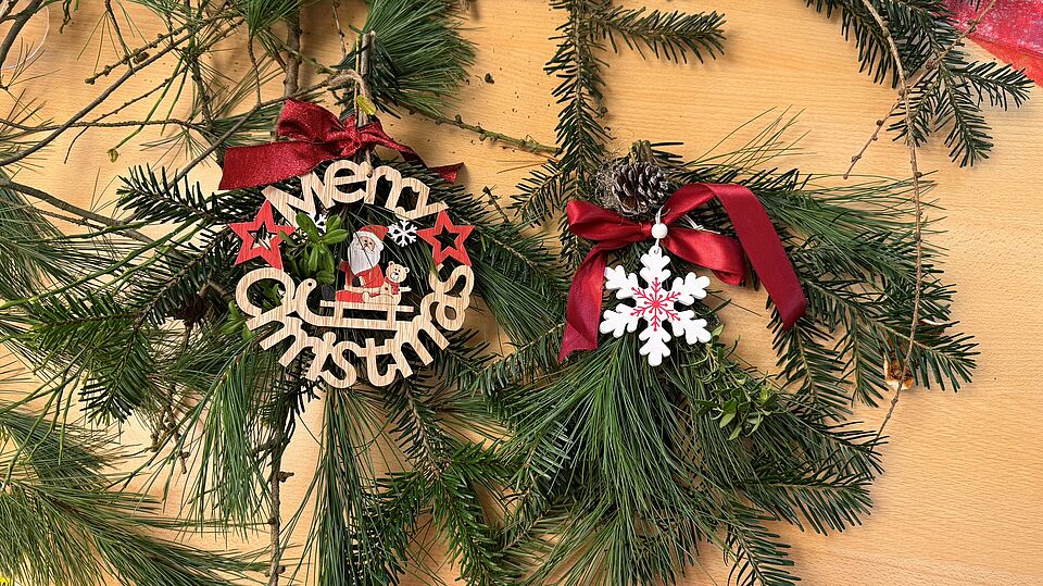 Weihnachtsdeko aus Tannenzweigen mit roter Schleife