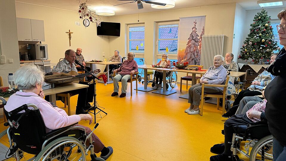 Senioren lauschen Gitarrenmusik