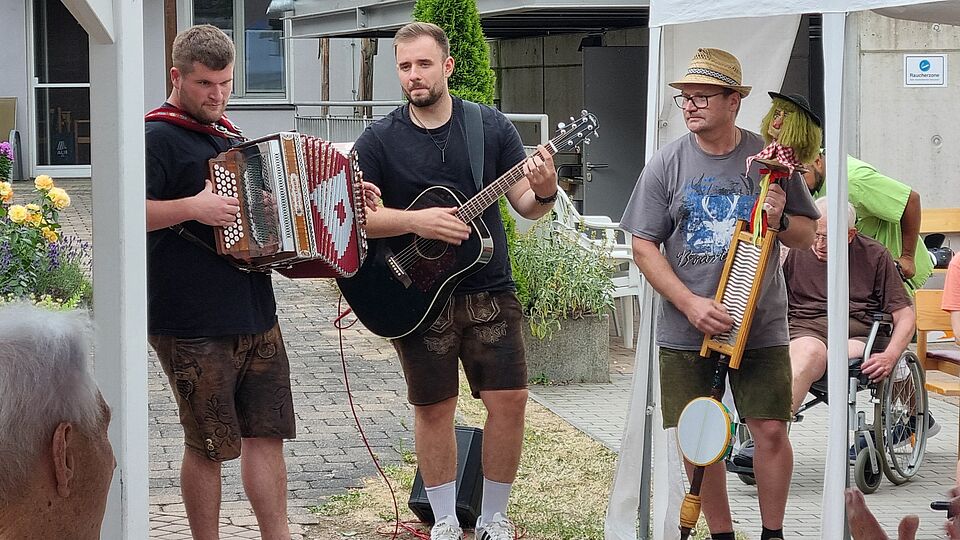 Drei Musiker beim Sommerfest im Seniorenheim Hirschau