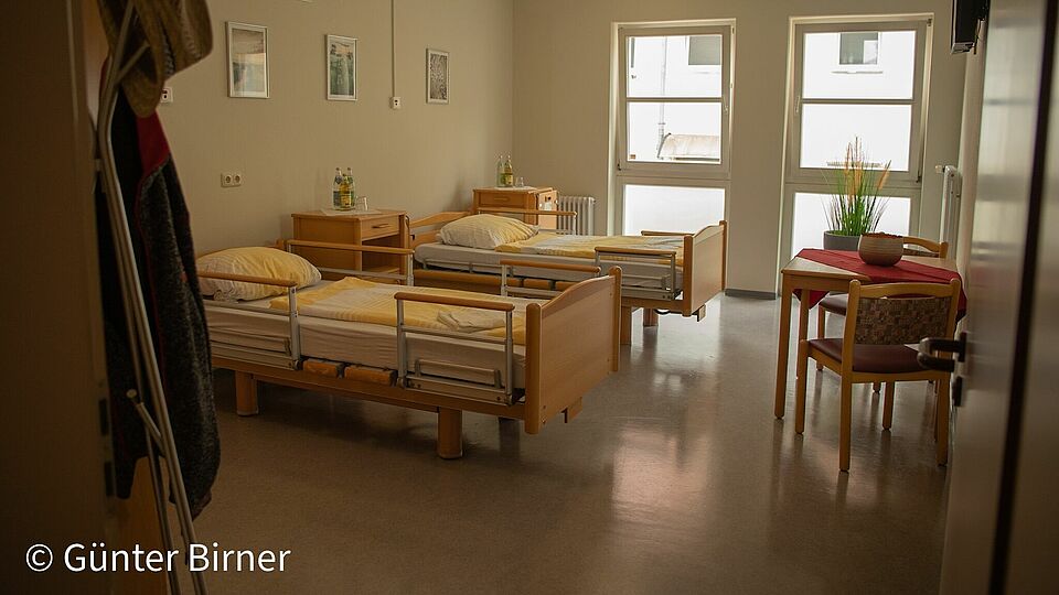 Zimmer mit Betten im Seniorenheim Hirschau