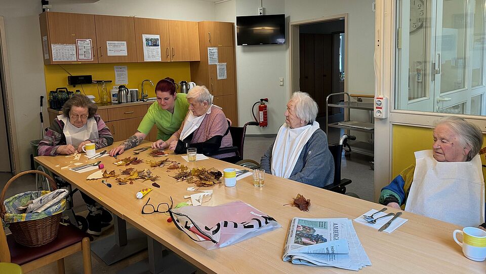 Senioren basteln Igel aus Blättern