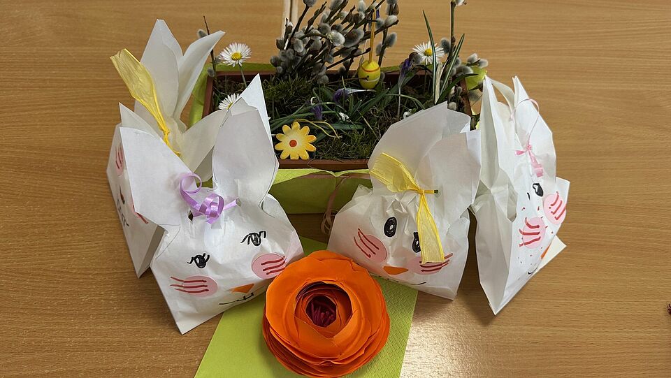 Selbstgebastelte Osterhasentüten im Seniorenheim Hirschau