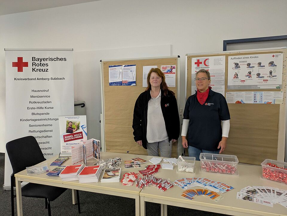 Zwei Mitarbeiterinnen stehen am Infostand des BRK Amberg-Sulzbach