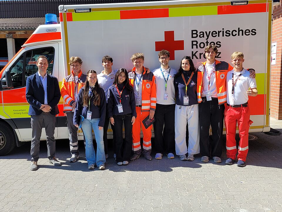 Studenten werben neue Fördermitglieder Studenten mit BRK-Ausweis stehen vor einem Rettungswagen
